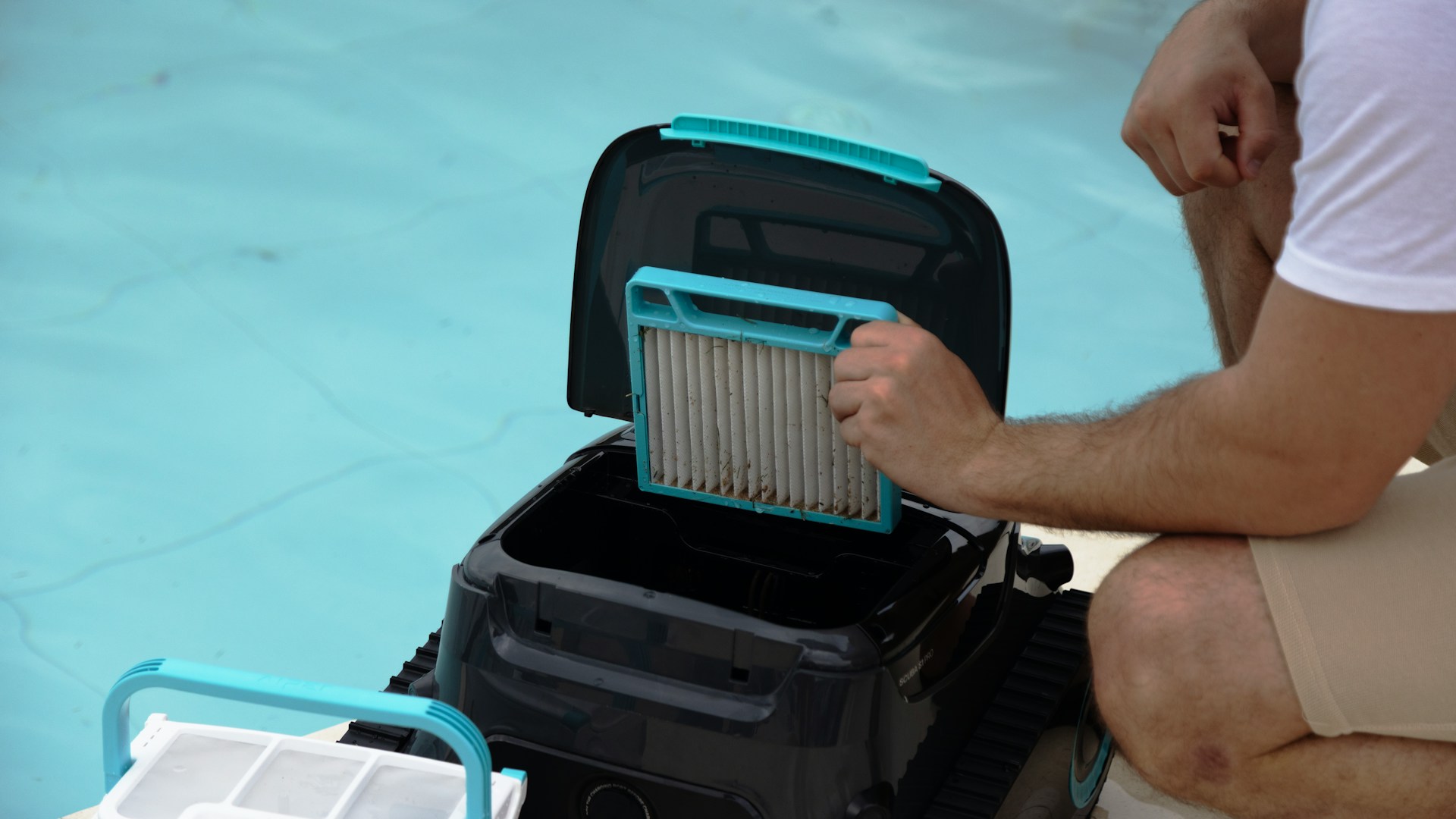 Entretien de filtre de piscine par un technicien Monac'eau à Monaco