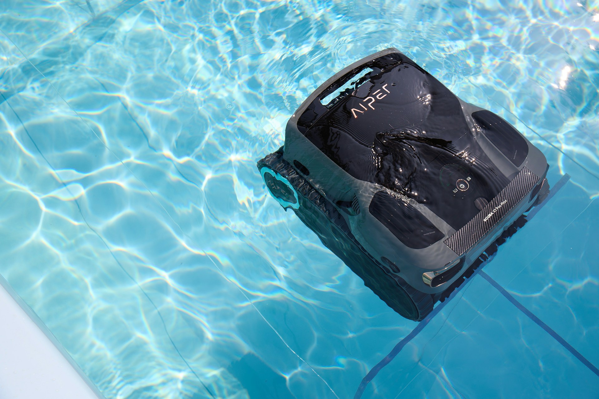 Robot de piscine en action, service de dépannage Monac'eau sur la Riviera