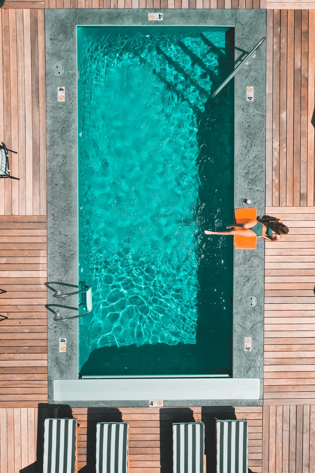 Eau turquoise de piscine